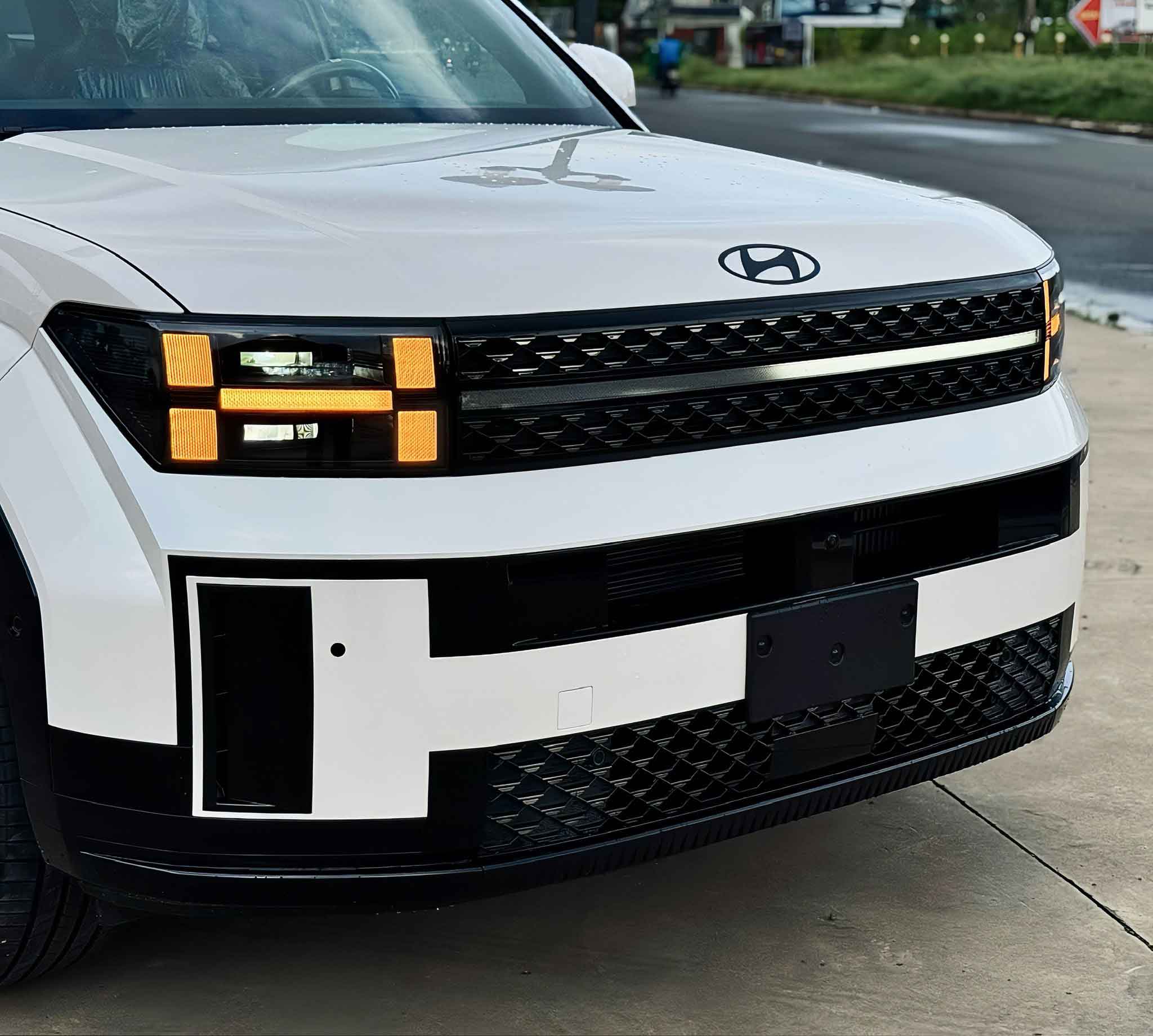 Đầu xe nổi bật với đèn chữ H độc đáo kết hợp cụm đèn LED Projector