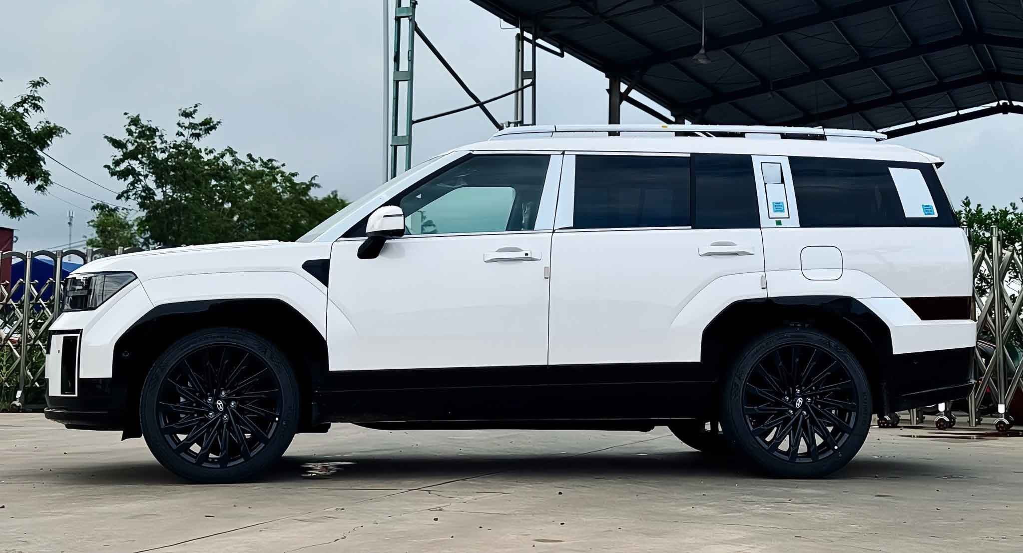 Thân xe Hyundai Santafe bề thế, đậm chất SUV