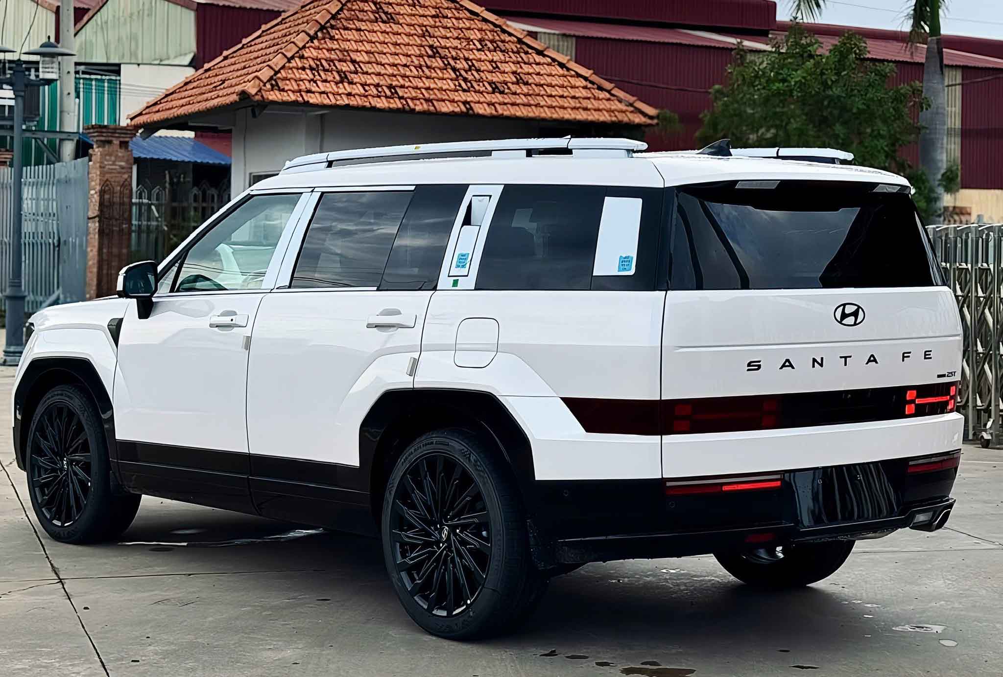 Đuôi xe hiện đại, tiện dụng