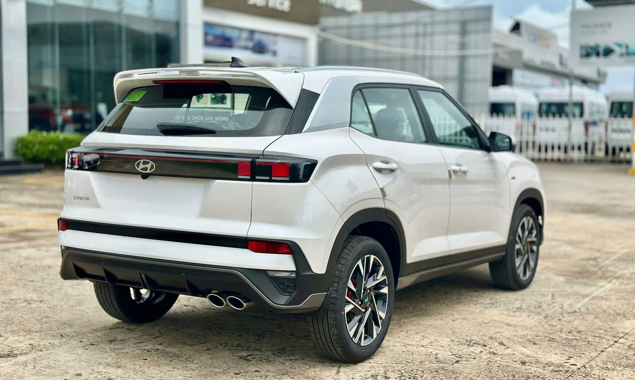 Dải đèn LED phía sau nối liền hiện đại