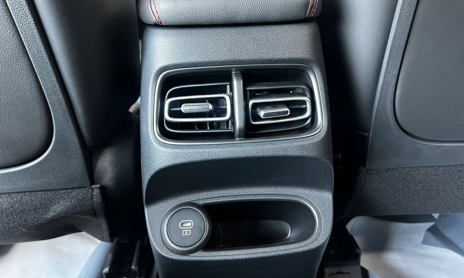 Cổng sạc Type-C cho hàng ghế sau