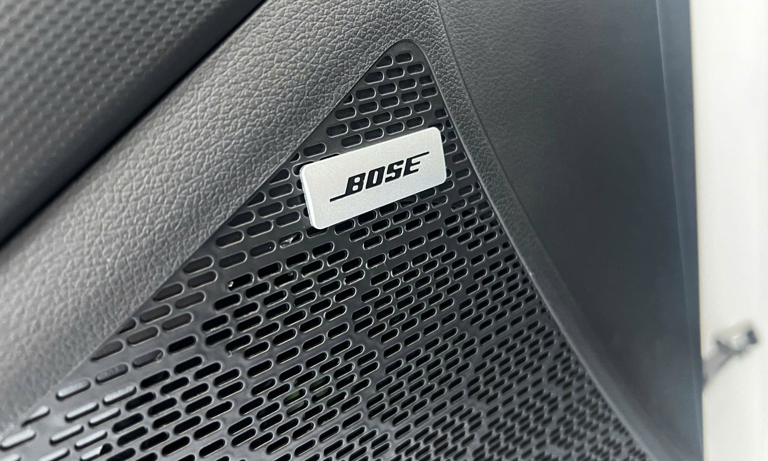 Hệ thống âm thanh Bose cao cấp (8 loa)