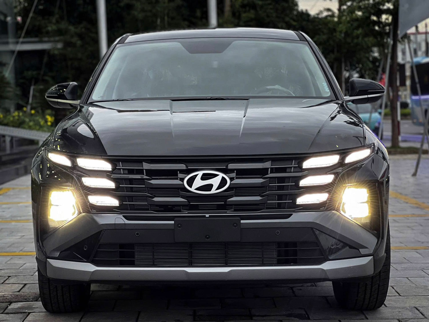 Đầu xe Hyundai Tucson 2.0 AT Tiêu chuẩn